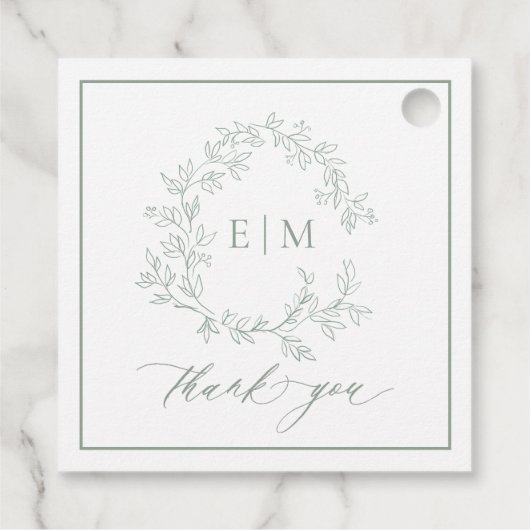 Modern Sage Green Leafy Crest Monogram Weddenschap Bedankjes Labels (Achterkant)