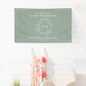 Modern Sage Green Leafy Crest Monogram Weddenschap Spandoek (Insitu)