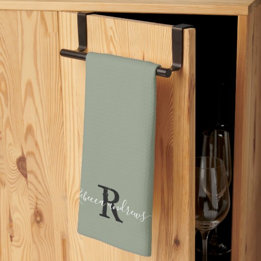 Modern Sage Green Monogram Script Initiaal Naam Theedoek (Derde Gevouwen)