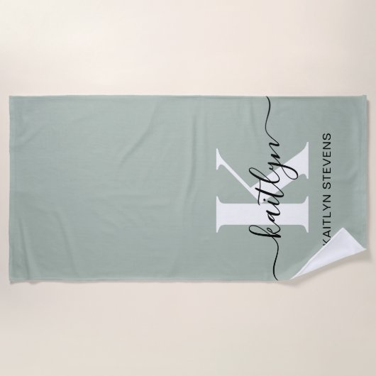 Modern Sage Green Script Monogram Strandlaken (Voorkant)
