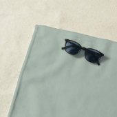 Modern Sage Green Script Monogram Strandlaken (In situ)