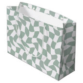 Modern Sage Green & White Wavy Checkerboard Groot Cadeauzakje (Achterkant Gekanteld)