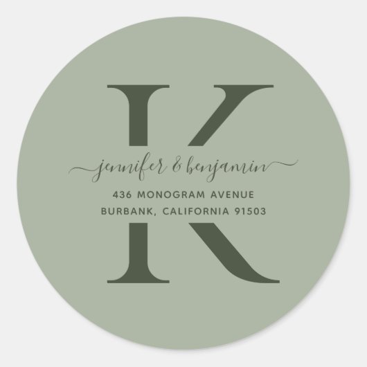 Modern Sage Groen Script Monogram Retouradres Ronde Sticker (Voorkant)