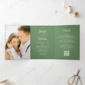 Modern Sage Wedding RSVP Details QR Code Foto Drieluik Uitnodiging (Binnen)
