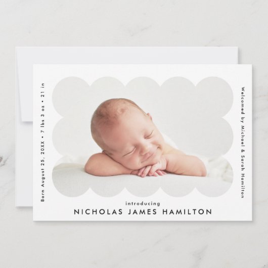 Modern Scalloped Photo Lijst Birth Aankondiging (Voorkant)
