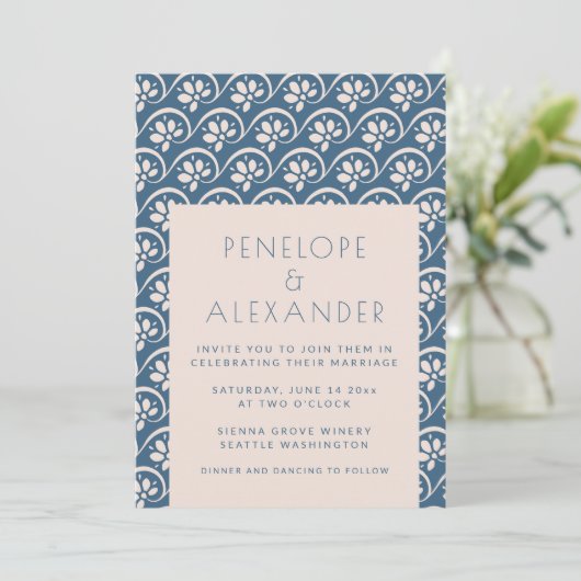 Modern Scandinavian Blue Floral Wedding Invitation Kaart (Staand voorkant)