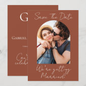 Modern Schrift Terracotta Foto Monogram Save The Date (Voorkant / Achterkant)
