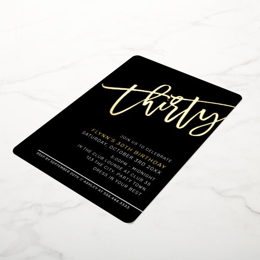 MODERN SCRIPT 30e verjaardag zwart wit goud Folie Uitnodiging (Gedraaid)