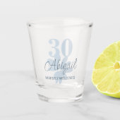 Modern Script 30th Birthday Blue Daisy Shot glas (Voorkant)
