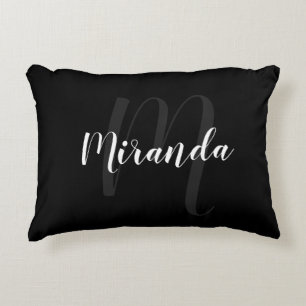 Modern script, aangepast monogram en naam zwart accent kussen