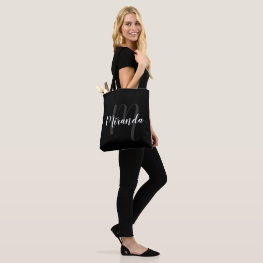 Modern script, aangepast monogram en naam zwart draagtas (Op model)