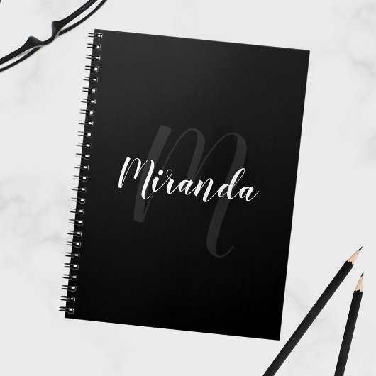 Modern script, aangepast monogram en naam zwart notitieboek