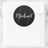 Modern script, aangepast monogram en naam zwart ronde sticker (Tas)