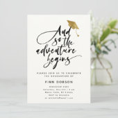 Modern Script Afstuderen Goud Pet Feestuitnodiging Kaart (Staand voorkant)