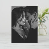 Modern Script Black Editorial Photo Save the Date (Debout devant)