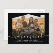 Modern Script Black We hebben Foto's verplaatst Aankondigingskaart (Voorkant / Achterkant)