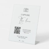 Modern Script Capture The Love QR-code Bruiloft Reclamebord Met Voetstuk (Voorkant)