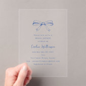 Modern Script Coquette Bow Blue Vrijgezellenfeest Acryl Uitnodigingen (Insitu (Draagbaar))