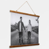 Modern Script Custom Wedding Photo Keepomwille Hangend Wandkleed (Gebogen)