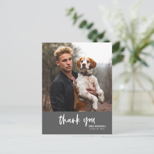 Modern Script Dark Grey Photo Afstuderen Hartelijk Uitnodiging Briefkaart (Staand voorkant)