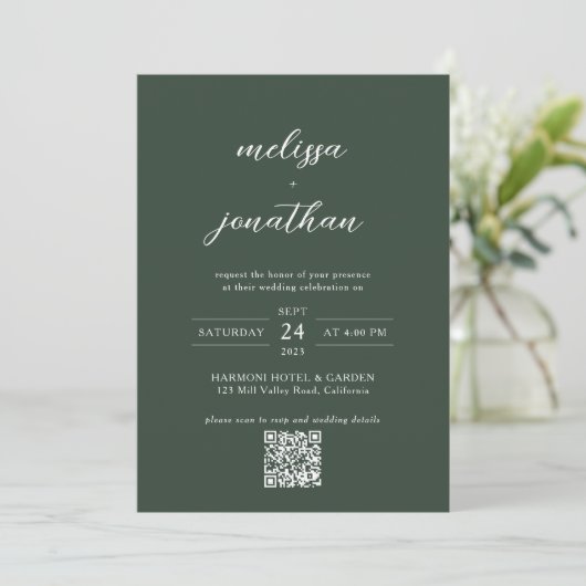 Modern Script Donker Groen Monogram QR-code Bruilo Kaart (Staand voorkant)
