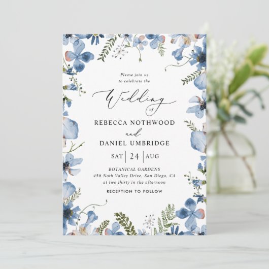 Modern Script Dusty Blue Flowers Wedding Kaart (Staand voorkant)