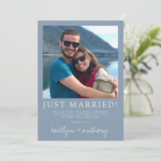 Modern Script Dusty Blue Minimalistic Wedding Aankondiging (Staand voorkant)