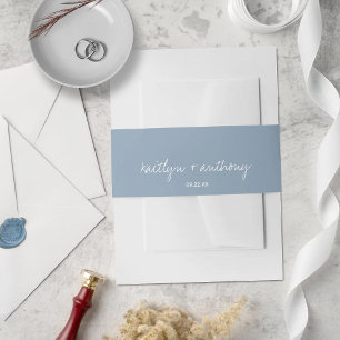 Modern Script Dusty Blue Minimalistic Wedding Uitnodigingen Wikkel