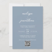 Modern Script Dusty Blue Monogram QR-code Bruiloft Kaart (Voorkant)