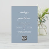 Modern Script Dusty Blue Monogram QR-code Bruiloft Kaart (Staand voorkant)
