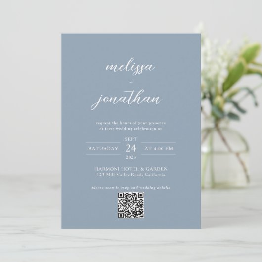 Modern Script Dusty Blue Monogram QR-code Bruiloft Kaart (Staand voorkant)