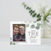 Modern script eucalyptus botanische foto bruiloft aankondigingskaart (Staand voorkant)