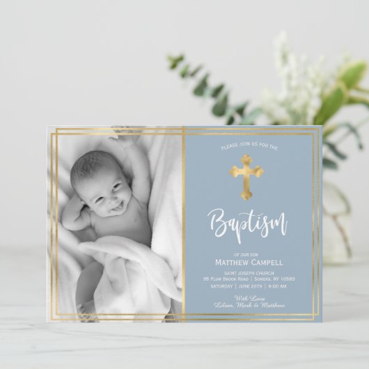 Modern Script Gold Cross Blue Baptism uitnodiging (Staand voorkant)