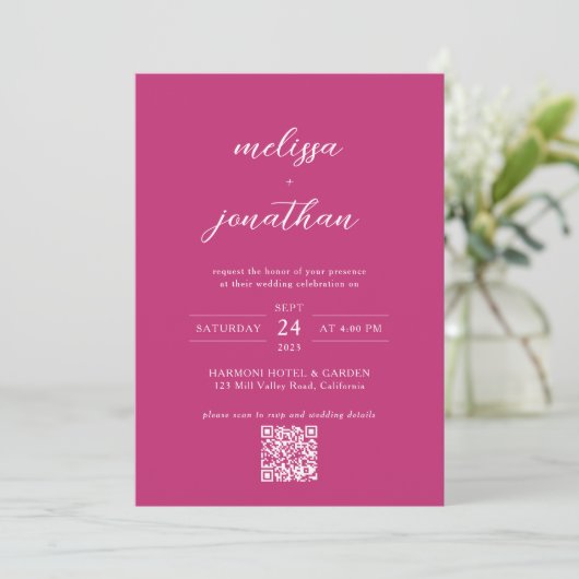 Modern Script Helder Roze Monogram QR-code Bruilof Kaart (Staand voorkant)