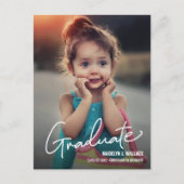 Modern Script Kleuterschool Meisje Afstuderen Foto Aankondigingskaart (Voorkant)