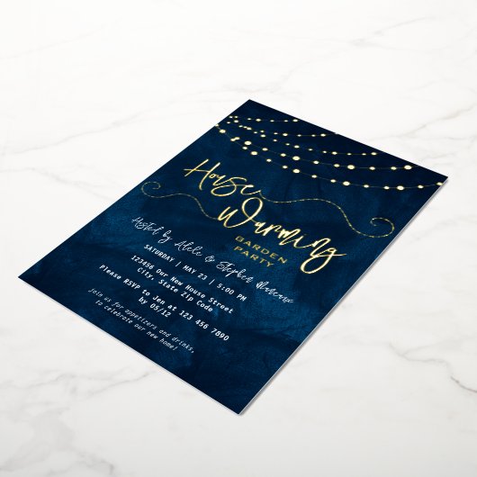 Modern Script Light String Housewarming Party Goud Folie Uitnodiging (Gedraaid)