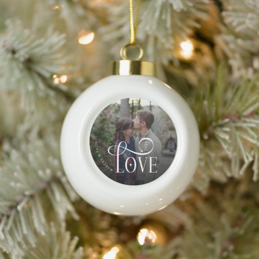 Modern Script Love Custom Engaged Couples Photo Keramische Bal Ornament (Boom)