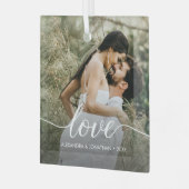 Modern Script Love Paar Foto en Jaar Custom Glas Ornament (Voorkant links)