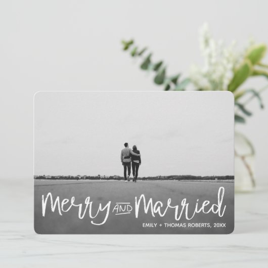 Modern Script Merry and Married Pas getrouwd Coupl Feestdagenkaart (Staand voorkant)