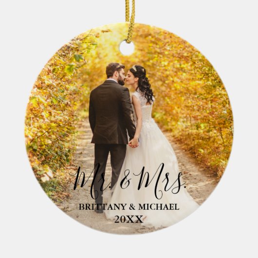 Modern Script Mr. & Mrs Wedding Photo Round Keramisch Ornament (Voorkant)