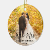 Modern Script Mr. & Mrs Wedding Photo Round Keramisch Ornament (Links)