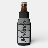 Modern Script Name Design – Zwart minimalistisch Flesjeskoeler (Fles Voorkant)