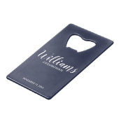 Modern Script Navy Blue Personalized Groomsmen Kredietkaart Flessenopener (Voorkant Gekanteld)