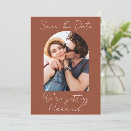 Modern Script Terracotta Photo Monogram Save The Date (Staand voorkant)