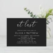 Modern Script Trouwkaart + QR Code | Zwart Minimal Kaart (Staand voorkant)