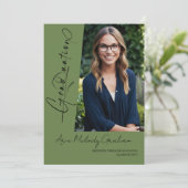 Modern script twee foto groene afstuderen kaart (Staand voorkant)