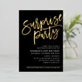 MODERN SCRIPT verrassingsfeest zwarte gouden feest Folie Uitnodiging (Staand Voorkant)