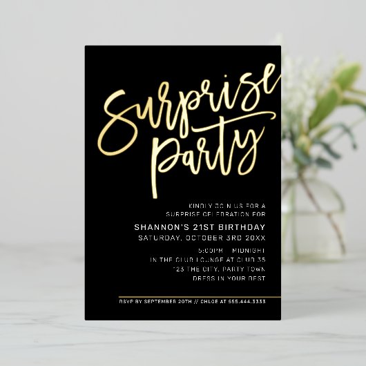 MODERN SCRIPT verrassingsfeest zwarte gouden feest Folie Uitnodiging (Staand Voorkant)