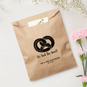 Modern Script We Bind the Knot Pretzel Wedding Bedankzakje (Gezegeld)