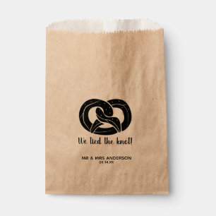 Modern Script We Bind the Knot Pretzel Wedding Bedankzakje